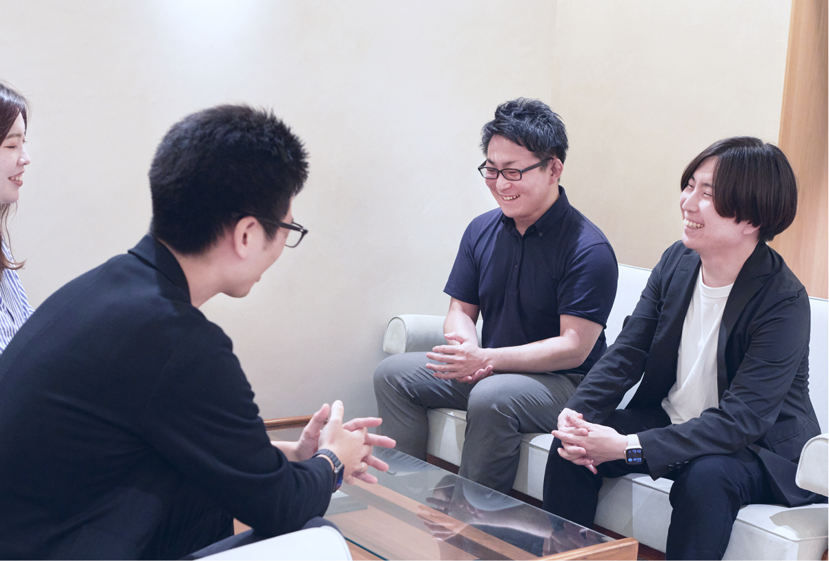 仲間と向き合って談笑する写真